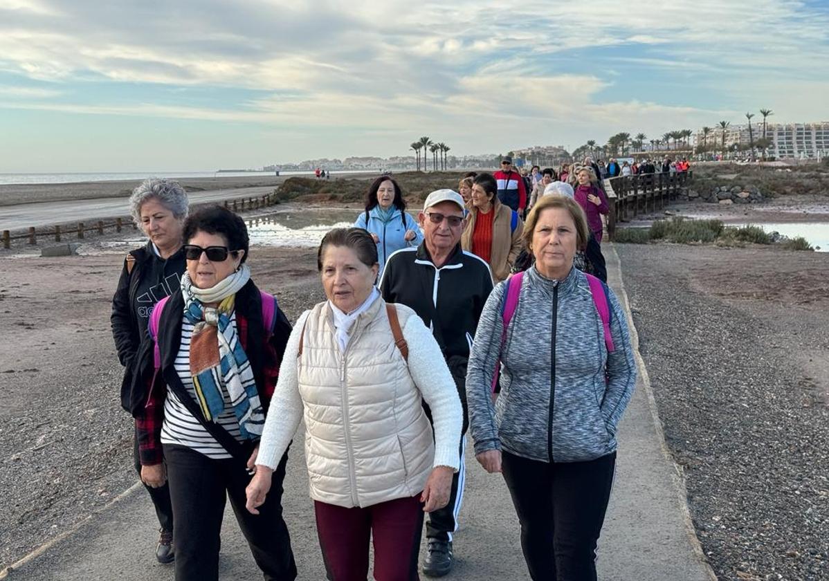 Varios mayores disfrutan de un paseo por la localidad de Roquetas de Mar.