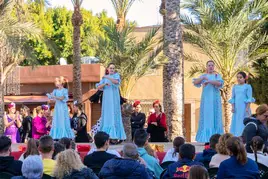 Algunas chicas bailan flamenco por la llegada de la Navidad.