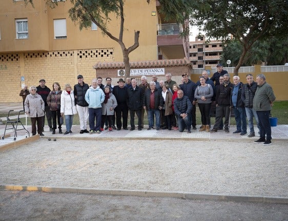 Imagen grupal de jugadores de la petanca en el recinto remodelado.