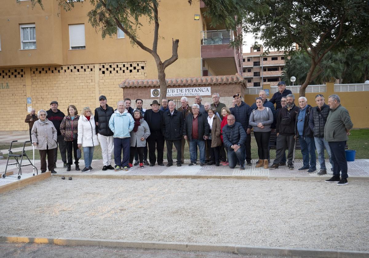 Imagen grupal de jugadores de la petanca en el recinto remodelado.