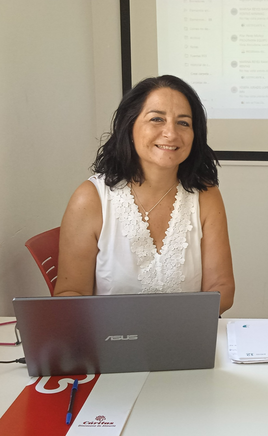 Rosario Barco en una de las clases que realiza para Cáritas Diocesana en una sala de Roquetas de Mar.