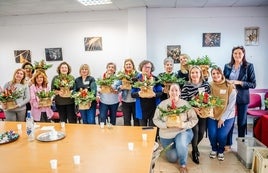 Varias mujeres presentan sus decoraciones navideñas.