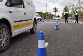 Agentes de la Policía Local de Vícar realizan un control rutinario