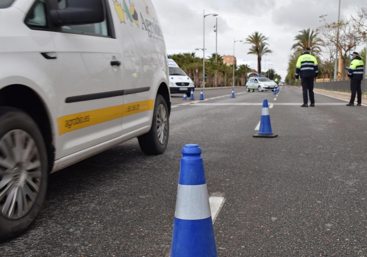 Agentes de la Policía Local de Vícar realizan un control rutinario