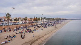 Miles de personas se acercaron a las playas de Roquetas para disfrutar de la jornada