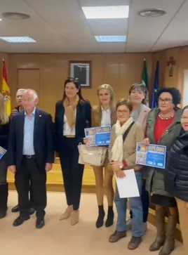 Gabriel Amat junto a algunas de las ganadoras del concurso de Belenes del municipio.