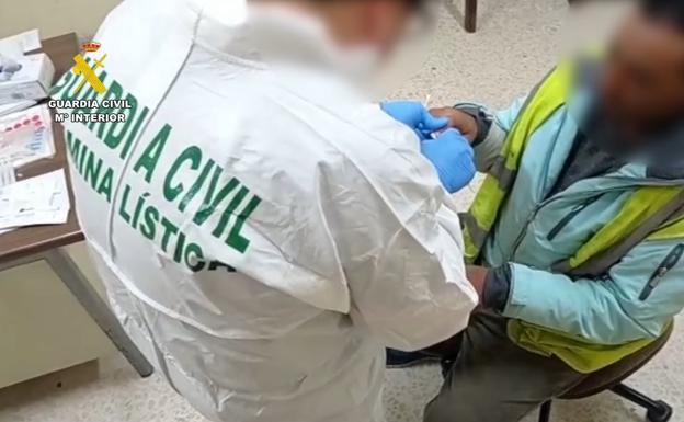 El detenido es sometido a diferentes pruebas por la Guardia Civil