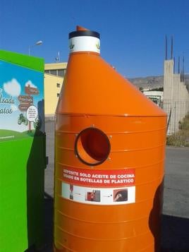 Uno de los depósitos de aceite usado que hay en el municipio de Vícar.