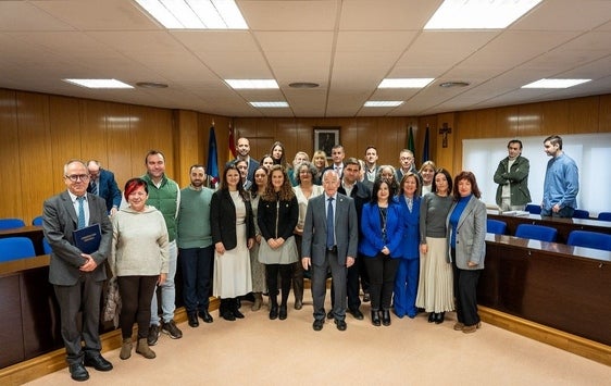 Los nuevos funcionarios junto al alcalde y otras autoridades.