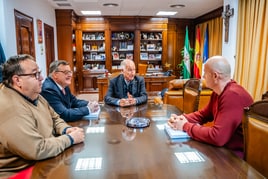 Gabriel Amat en una reunión en su despacho del Ayuntamiento.