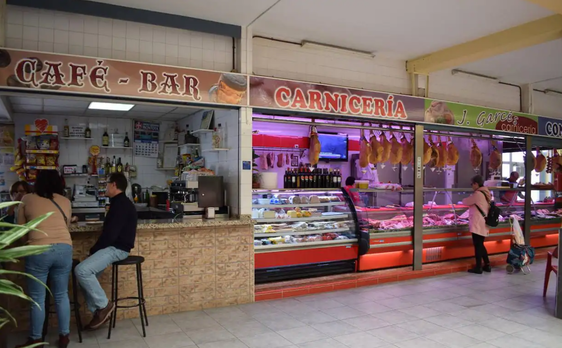 Imagen del mercado de Puebla de Vícar, uno de los establecimientos con 'más solera' del municipio.
