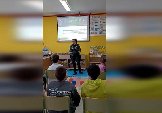 Charla informativa de Guardia Civil en un centro educativo.