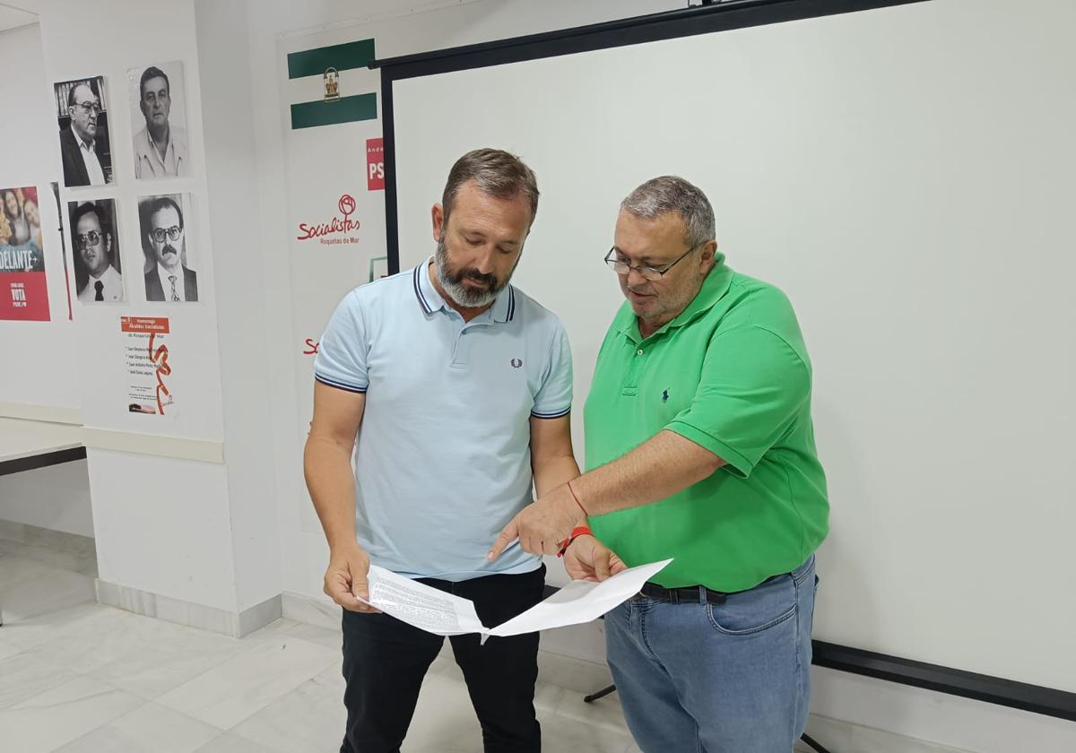 Los concejales Rafael Torres y Manolo García revisan las zonas afectadas.
