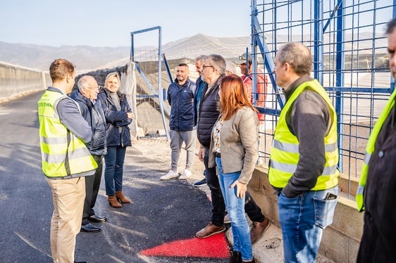 El alcalde de Roquetas, Gabriel Amat y la concejala de Presidencia, Rocío Sánchez, visitan las obras.