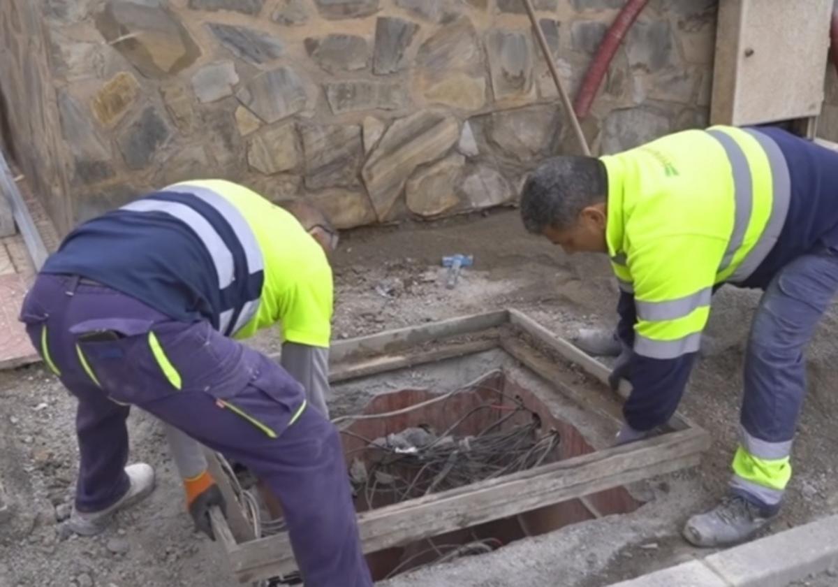 Dos trabajadores se encargan de realizar labores municipales.