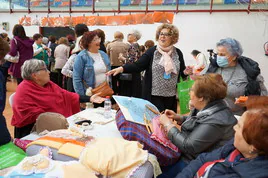 Varias mujeres disfrutan del evento en una jornada amena en Vícar.