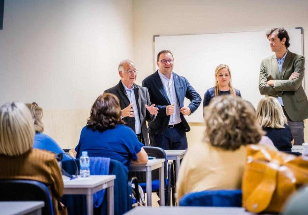 Varios mayores asisten a charlas en Roquetas de Mar.