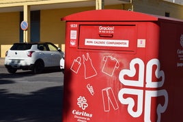 Uno de los contenedores de ropa de Cáritas en Vícar.