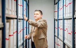 José Juan Rodríguez revisando volúmenes en Roquetas de Mar.