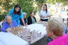 Mayores disfrutando de una jornada de acompañamiento en el municipio de Vícar.