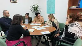 Reunión de integrantes de la formación ultraconservadora con miembros del centro de enseñanza.