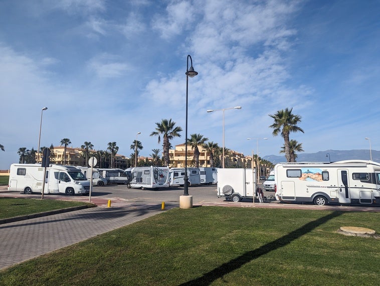 El turismo de autocaravanas recibe quejas por parte de los vecinos de Roquetas de Mar