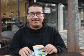 Víctor Martínez, entrevistado en una cafetería de Roquetas de Mar, reflexiona sobre como es la vida teniendo Asperger.