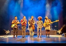 Strad, el violinista, junto a otros músicos.