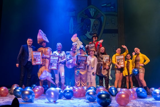 El Auditorio de Roquetas vive una noche de magia y color con la Muestra de Carnaval