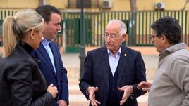 El alcalde de Roquetas de Mar, Gabriel Amat, conversa con la vicesecretaria provincial, Rocío Sánchez, el vicesecretario de Organización del PP, Fernando Giménez, y con el senador popular, Juan José Matarí.