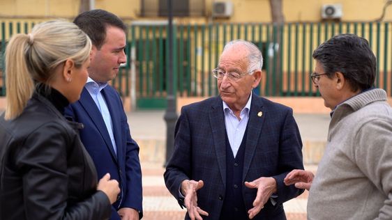 El alcalde de Roquetas de Mar, Gabriel Amat, conversa con la vicesecretaria provincial, Rocío Sánchez, el vicesecretario de Organización del PP, Fernando Giménez, y con el senador popular, Juan José Matarí.