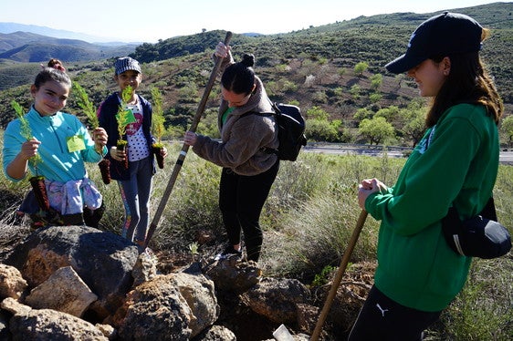 Jóvenes vicarios se vuelcan con el medio ambiente en una jornada en la Sierra de Gádor