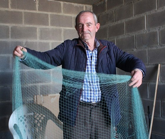 Antonio Rodríguez posa para IDEAL con redes de pesca en una barraca en el Puerto de Roquetas.