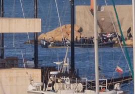 Una patera en Roquetas de Mar