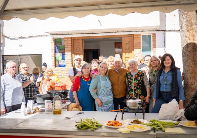 Gabriel Amat posa con varios vecinos de una asociación.