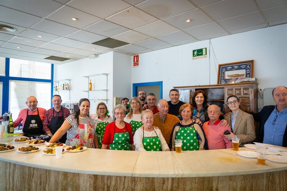 El Día de Andalucía en Roquetas: un brindis al sol con un buen plato de migas