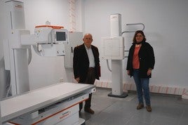 El alcalde de Vícar, Antonio Bonilla, y la portavoz, Luz María Fernández, visitan las instalaciones.