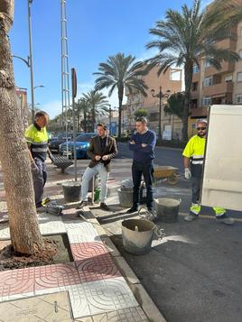 Los concejales supervisan las obras en esta zona del municipio.