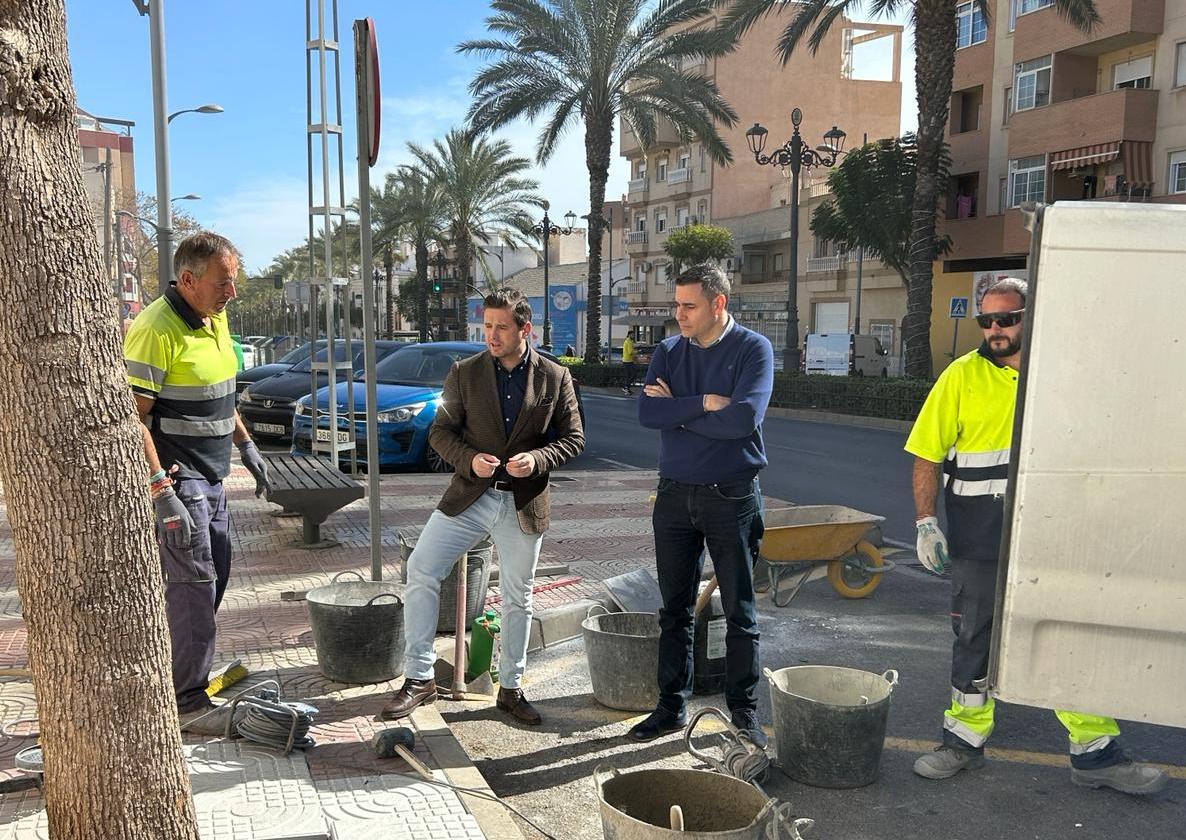 Los concejales supervisan las obras en esta zona del municipio.