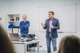 El concejal de Gobierno Interior y Educación, José Juan Rodríguez, da una charla en Roquetas de Mar.