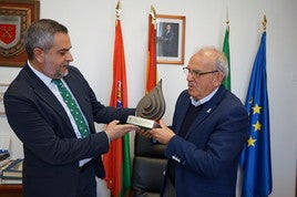 El diputado en el Congreso recibió un obsequio del Consistorio.