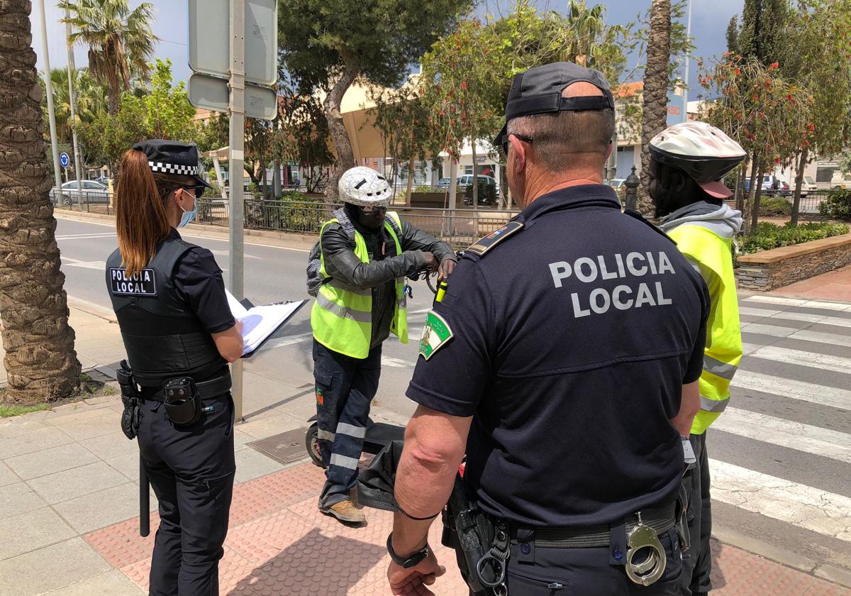 Agentes de la Polícía Local le 'toman la matrícula' a dos viajeros.