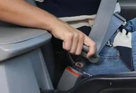 Una persona se aprieta el cinturón, en una imagen de archivo.