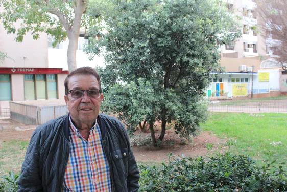Francisco Hurtado Jiménez, posa para IDEAL, en una de las zonas verdes próximas al Cable Inglés, de la capital almeriense.