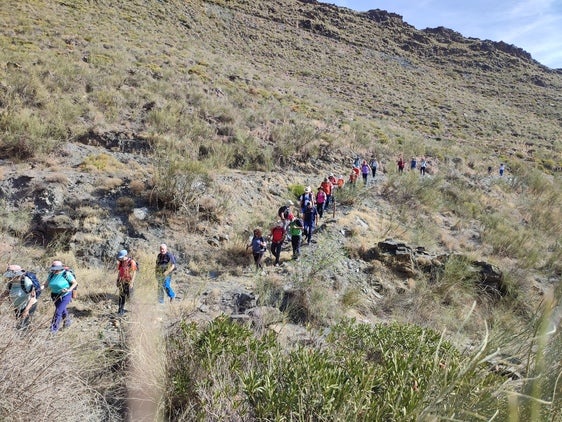 Senderistas vicarios disfrutan de una ruta para conocer mejor la Sierra de Los Filabres