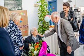 Gabriel Amat saluda a Socorro Abad en su cumpleaños.