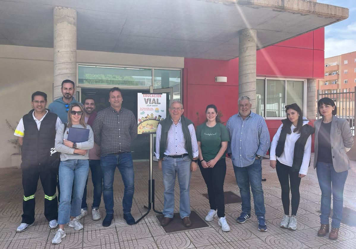El alcalde de Vícar, Antonio Bonilla, acompaña a algunos alumnos.