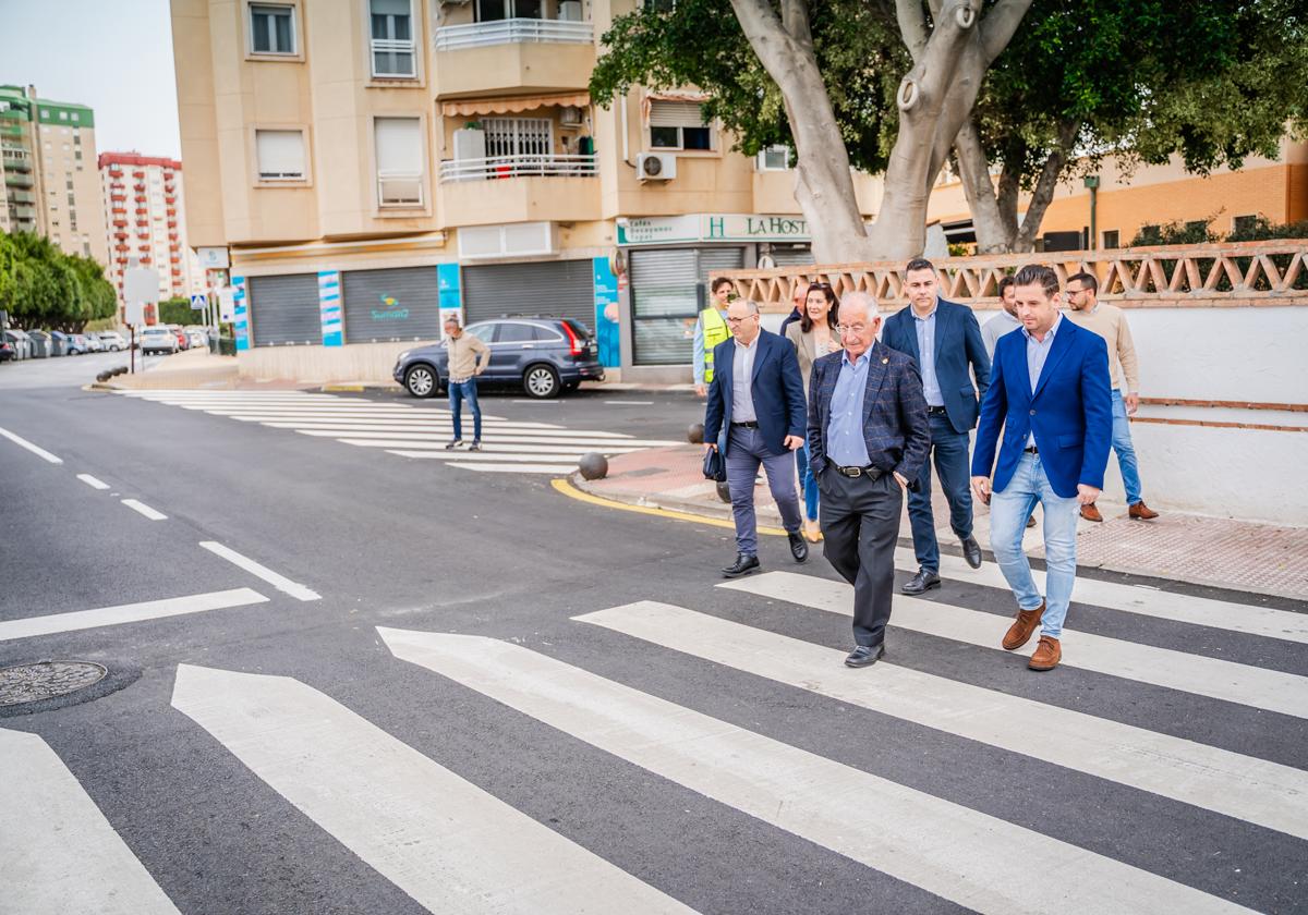 El alcalde y los concejales pasean por las nuevas zonas asfaltada.