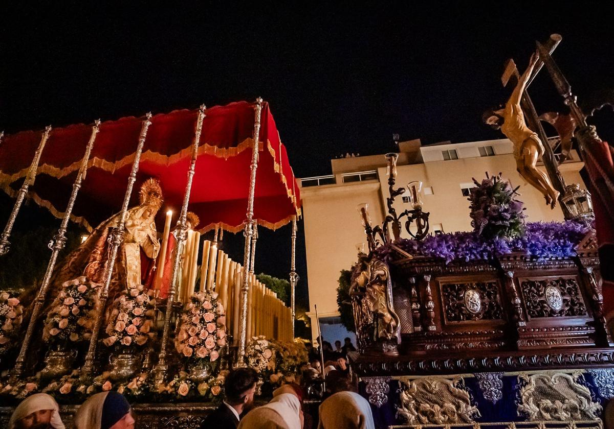 Los dos pasos, frente a frente, en El Parador.