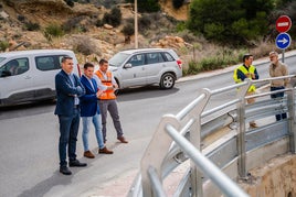 El concejal de Cultura, Daniel Salcedo, junto con el concejal de Urbanismo, José Luis Llamas, visitaron la nueva barandilla de Aguadulce.